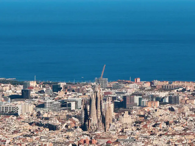 Sagrada Familia nello skyline di Barcellona con il Mediterraneo