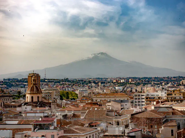 Centro storico di Catania con l'Etna sullo sfondo