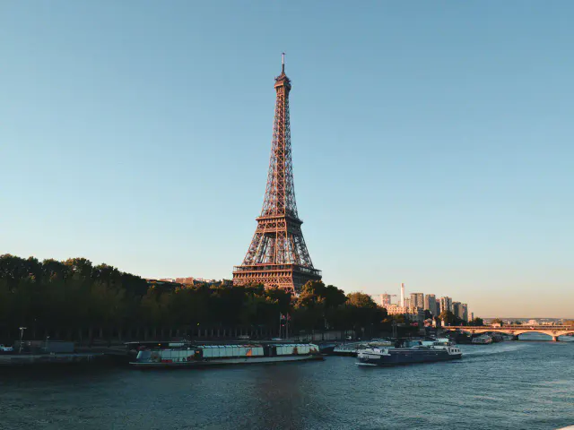 Torre Eiffel e Senna nella luce calda del tramonto a Parigi